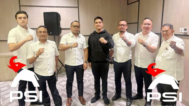 Ketua PSI Kota Medan Renville Pandapotan Napitupulu bersama jajaran pengurus PSI Kota Medan berfoto bersama Ketua Umum PSI Kaesang Pangarep. (Foto Ist)