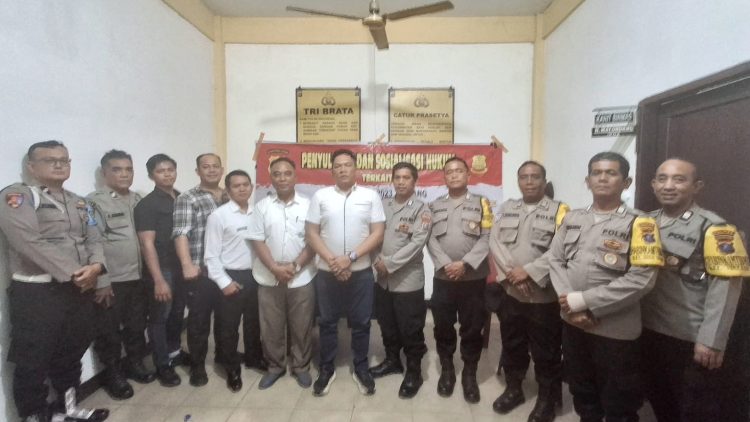 Personil Polsek Sianțar Utara photo bersama Kasubsi Bankum Sikum IPTU M.P Simanjuntak SH dan Tim usai sosialiasi