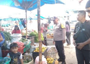 Bhabinkamtibmas Kelurahan Dwikora AIPTU Alexander melaksanakan sambang Kamtibmas di Pasar Horas