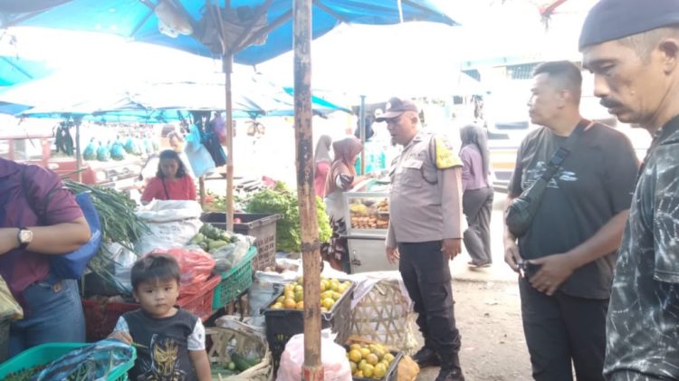 Bhabinkamtibmas Kelurahan Dwikora AIPTU Alexander melaksanakan sambang Kamtibmas di Pasar Horas