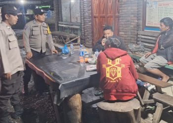 Aipda Perwira Sebayang, dan Bripka Johannes C. Siregar melaksanakan Blue Light Patrol (BLP),