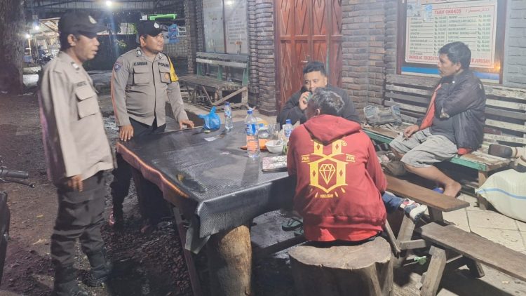 Aipda Perwira Sebayang, dan Bripka Johannes C. Siregar melaksanakan Blue Light Patrol (BLP),