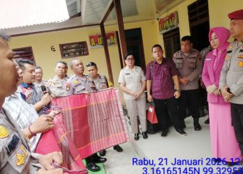 Kanit Reskrim Polsek Perdagangan IPDA Gerry Simanjuntak SH bersama personil saT serahkan cenderamata kepada AKP AKP Ibrahim Sopi, S.H