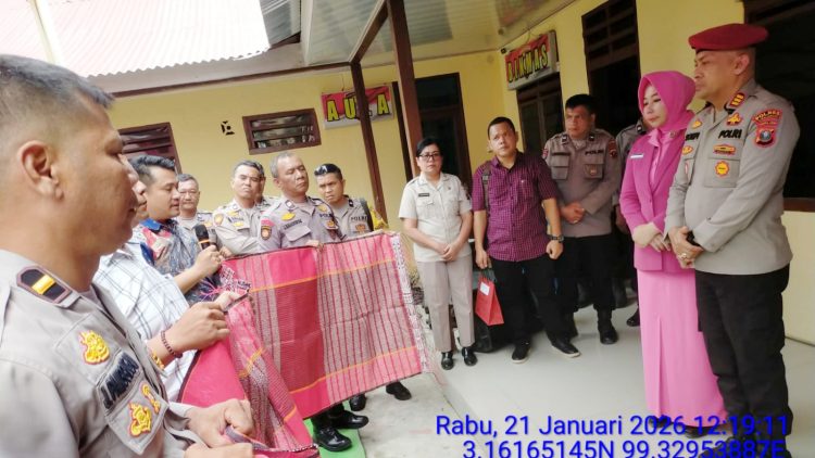 Kanit Reskrim Polsek Perdagangan IPDA Gerry Simanjuntak SH bersama personil saT serahkan cenderamata kepada AKP AKP Ibrahim Sopi, S.H