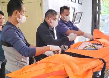 Kanit Reskrim Polsek Siantar Timur IPDA Jhonson Panjaitan saat bawa jenajah Mayat Pria Berkaos "Prada" dari Ruangan Jenajah RSUD dr Djasamen Saragih autopsi ke RS Bhayangkari Kota Medan