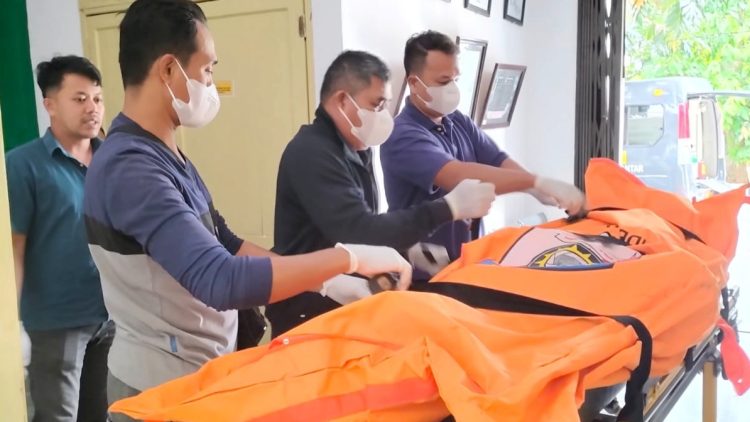 Kanit Reskrim Polsek Siantar Timur IPDA Jhonson Panjaitan saat bawa jenajah Mayat Pria Berkaos "Prada" dari Ruangan Jenajah RSUD dr Djasamen Saragih autopsi ke RS Bhayangkari Kota Medan