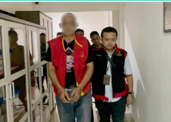 Tersangka ES diapit Tim Pidsus Kejari Pematangsiantar