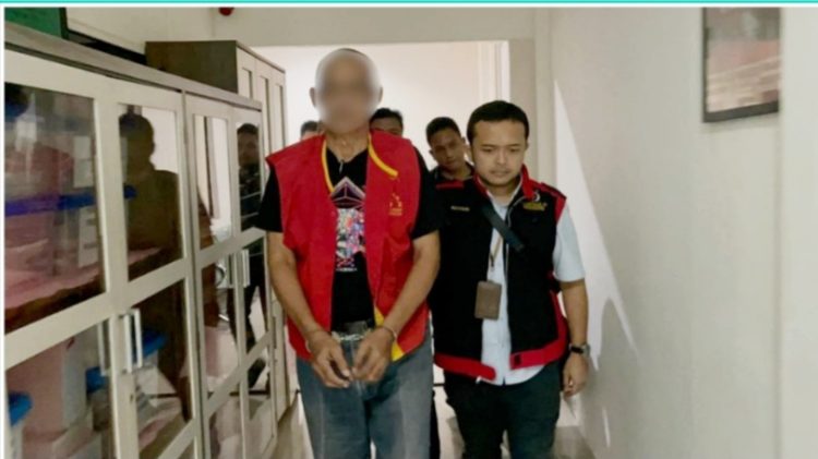 Tersangka ES diapit Tim Pidsus Kejari Pematangsiantar