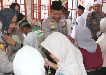 Kapolres Pematangsiantar AKBP Sah Udur T.M. Sitinjak, S.H. S.I.K.,M M.H, Wakapolres KOMPOL Budiono Saputro SH. MH santuni anak yatim
