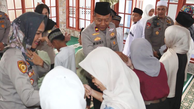 Kapolres Pematangsiantar AKBP Sah Udur T.M. Sitinjak, S.H. S.I.K.,M M.H, Wakapolres KOMPOL Budiono Saputro SH. MH santuni anak yatim