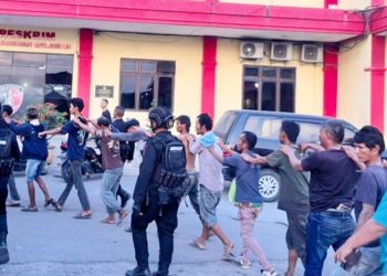 Satuan Brimob Polda Sumut bersama Polres Pelabuhan Belawan patroli Kegiatan Rutin Yang Ditingkatkan (KRYD) di Belawan. (Foto Ist)