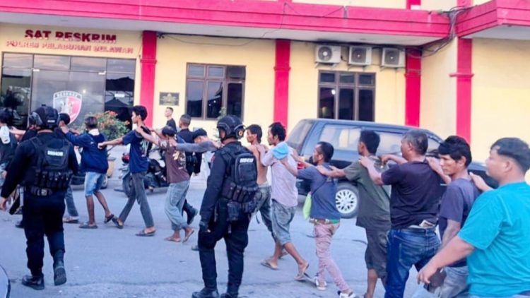 Satuan Brimob Polda Sumut bersama Polres Pelabuhan Belawan patroli Kegiatan Rutin Yang Ditingkatkan (KRYD) di Belawan. (Foto Ist)