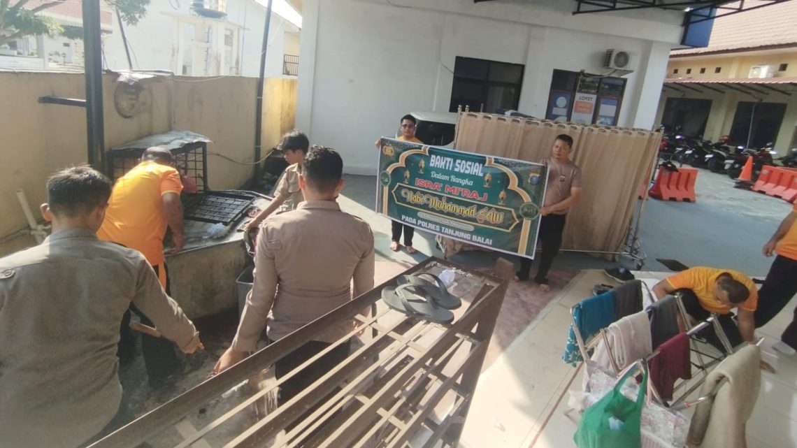 Personel Polres Tanjungbalai Gelar Aksi Bersih Bersih Musholla