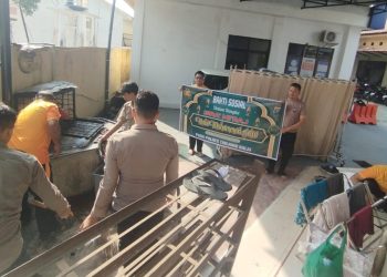 Personel Polres Tanjungbalai Gelar Aksi Bersih Bersih Musholla