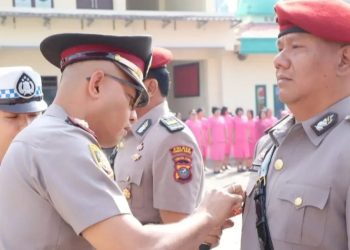 Kasat Resnarkoba AKP Jonny Hasudungan Pardede, S.H menerima pemasangan tanda jabatan dari Kapolres Tanah Karo AKBP Pebriandi Haloho, S.H. S.I.K. M.Si.