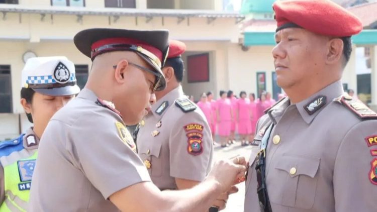 Kasat Resnarkoba AKP Jonny Hasudungan Pardede, S.H menerima pemasangan tanda jabatan dari Kapolres Tanah Karo AKBP Pebriandi Haloho, S.H. S.I.K. M.Si.