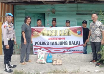 IPTU Lion Hutasoit bersama sejumlah personel berikan bansos kepada Ibu Teti Br Silalahi.