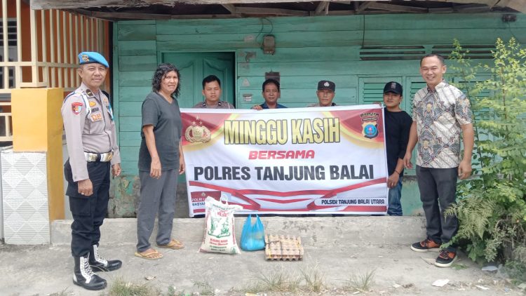 IPTU Lion Hutasoit bersama sejumlah personel berikan bansos kepada Ibu Teti Br Silalahi.