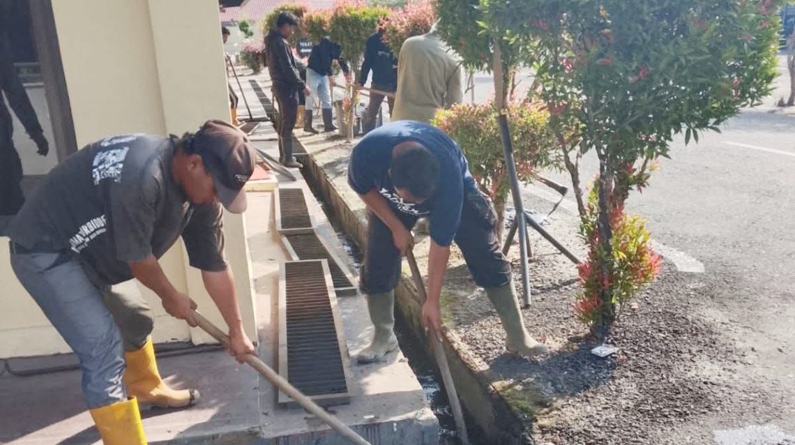 Petugas DLH Bersihkan Drainase di Lingkungan Polres Tanjungbalai