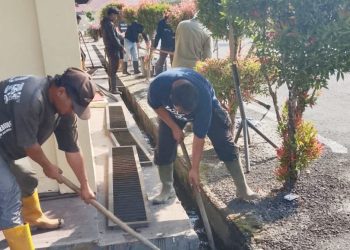 Petugas DLH Bersihkan Drainase di Lingkungan Polres Tanjungbalai