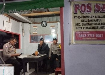 Bhabinkamtibmas Polsek Siantar Martoba Laksanakan Saling di Pos Kamling Jalan Sitalasari