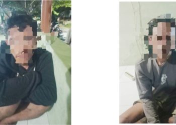 Kedua terduga pelaku pencurian yang dimassakan saat diamankan warga di Jalan Kasad