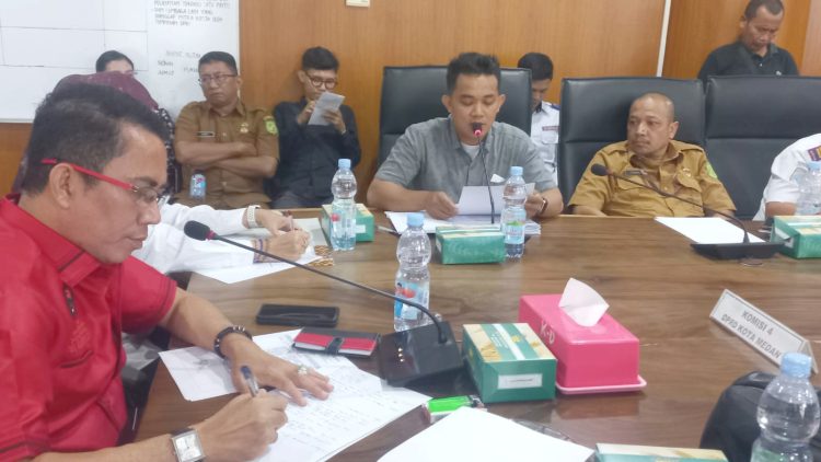 Perwakilan The CityView Condominium Joko saat hadir di RDP Komisi 4 DPRD Medan dipimpin Ketua Komisi 4 Paul Mei Anton Simanjuntak. (Foto Ist)