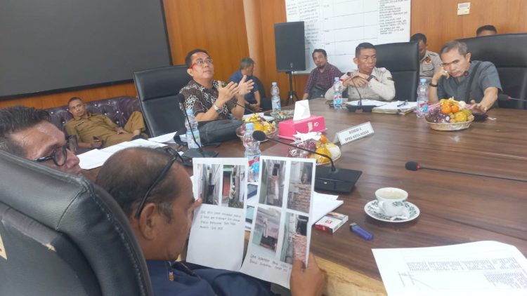 Ketua Komisi 4 DPRD Medan, Paul Mei Anton Simanjuntak saat memimpin RDP terkait bangunan di Jalan Brigjen Zein Hamid Lingkungan VII samping Gg Dermawan, Kelurahan Titi Kuning, Kecamatan Medan Johor. (Foto Ist)