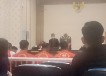 Kelima terdakwa saat di ruangan sidang di PN Pematangsiantar