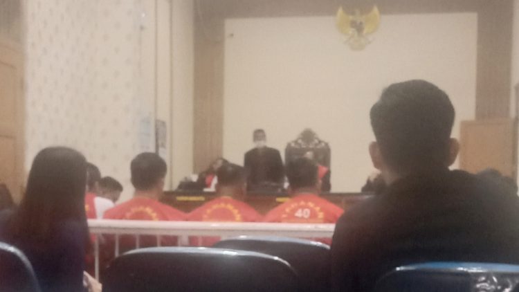 Kelima terdakwa saat di ruangan sidang di PN Pematangsiantar