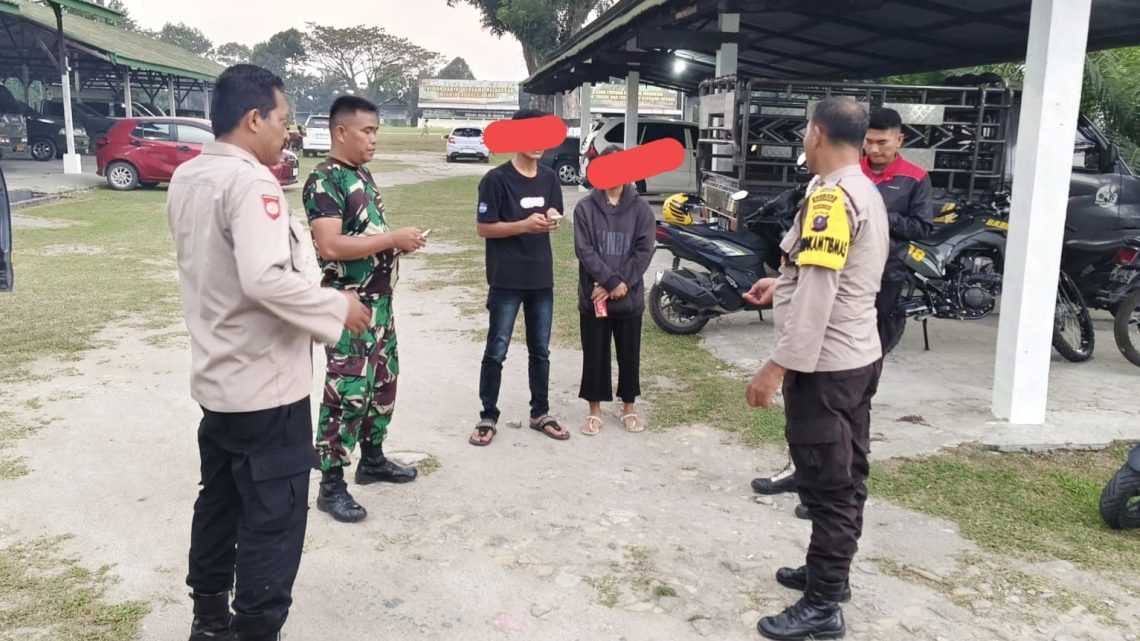 Personil Polsek Bangun saat cek TKP dan temui korban di Mako Koramil 08