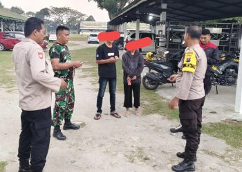 Personil Polsek Bangun saat cek TKP dan temui korban di Mako Koramil 08