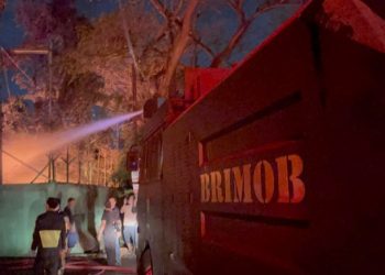 Satuan Brimob Polda Sumut mengerahkan mobil AWC padamkan kebakaran pabrik sendal swallow milik PT Garuda Mas Perkasa. (Foto Ist)