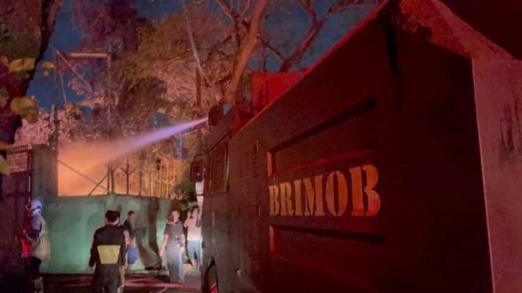 Satuan Brimob Polda Sumut mengerahkan mobil AWC padamkan kebakaran pabrik sendal swallow milik PT Garuda Mas Perkasa. (Foto Ist)