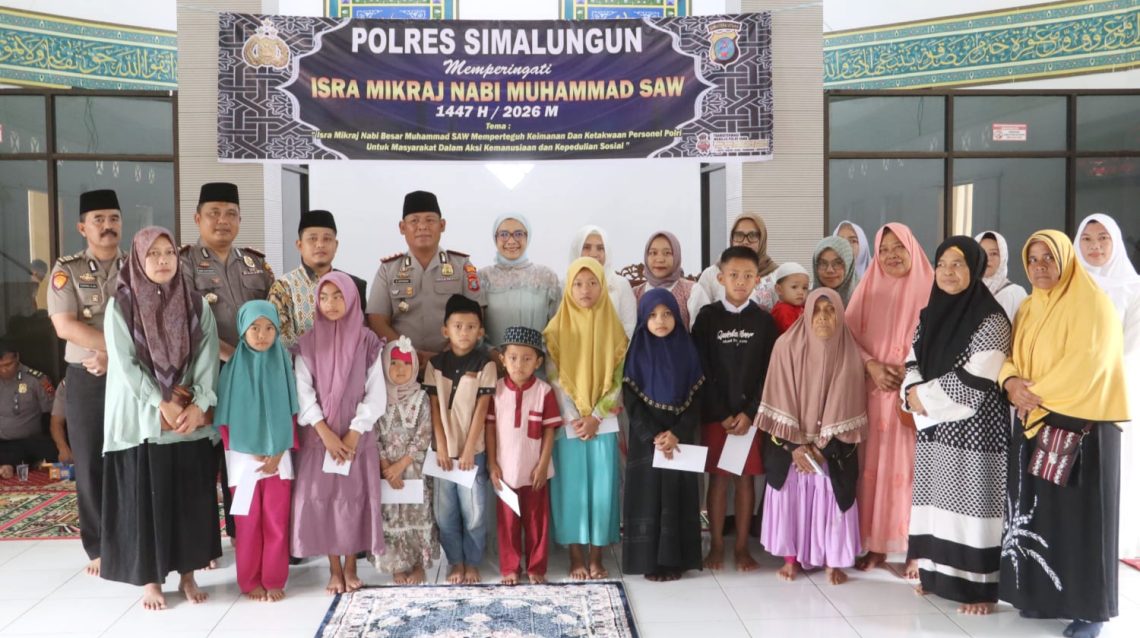 Kapolres Simalungun AKBP Marganda Aritonang SH SIK MM photo bersama anak yatim dan piatu usai berikan santunan