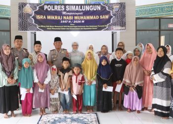 Kapolres Simalungun AKBP Marganda Aritonang SH SIK MM photo bersama anak yatim dan piatu usai berikan santunan