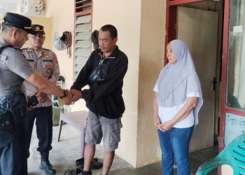 Kapolsek Bosar Maligas IPTU Sonni G Silalahi SH Serahkan Tali Asih kepada Aiptu Eka Ramadani