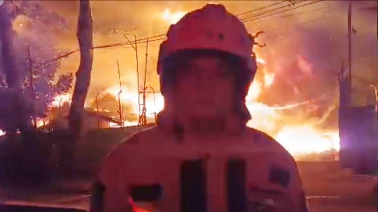 Plt Kepala Disdamkarmat Kota Medan Wandro Malau saat dilokasi pabrik sandal swallow - PT Garuda Mas Perkasa (Foto Ist)