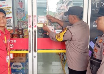 Kanit Samapta IPDA Todo P. Tamba bersama Bhabinkamtibmas Kelurahan Merdeka Aiptu Jerry Adrian sambang Kamtibmas dan penempelan Stiker Call Center 110