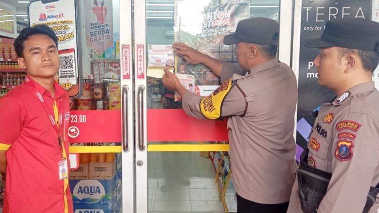 Kanit Samapta IPDA Todo P. Tamba bersama Bhabinkamtibmas Kelurahan Merdeka Aiptu Jerry Adrian sambang Kamtibmas dan penempelan Stiker Call Center 110