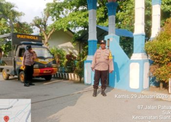 AIPTU Abidin Manurung, AIPTU Yunus Sembiring dan AIPTU H. Damanik saat patroli di SMA Negeri 2 Jalan Patuan Anggi