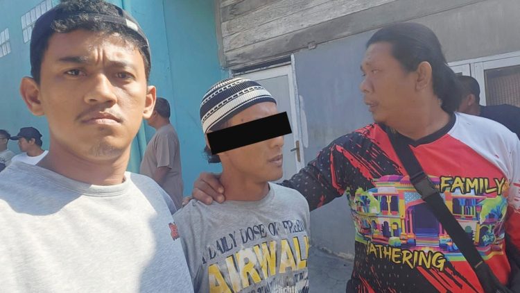 Pelaku penganiyaan poskamling yang ditangkap personel Polsek Medan Sunggal. (Foto Ist)
