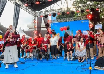 Ketua TP PKK Kota Pematangsiantar Ny Liswati Wesly Silalahi saksikan dan Dampingi Penampilan Anak Anak Yayasan RRABK