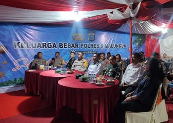 Kapolres Simalungun AKBP Marganda Aritonang dan Pejabat Utama bersama Forkopimda mengikuti zoom meeting langsung dengan Kapolri dan para menteri serta kepala lembaga terkait