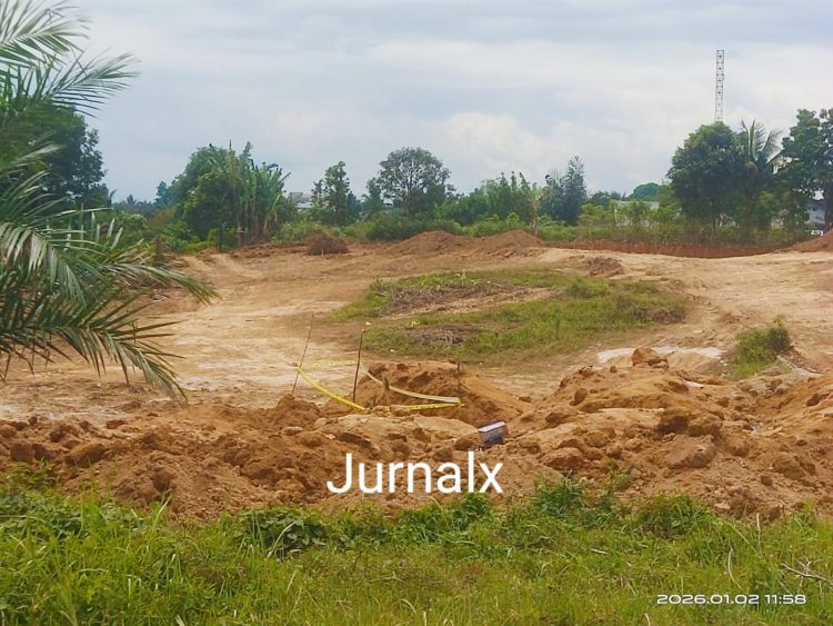 Polisi Pasang Police Line di TKP Penemuan Jenajah korban tertimbun tanah urakan tanpa Pagar Pengaman di Jalan Tambun Timur