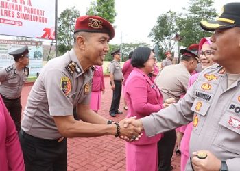 Kanit Reskrim Polsek Bangun IPTU Sugen Suratman kenaikan pangkat menerima ucapan selamat dari Kapolres Simalungun