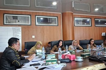 Ketua Komisi 4 Paul Mei Anton Simanjuntak saat saat rapat dengar pendapat (RDP) evaluasi triwulan IV dengan Kadis Lingkungan Hidup (DLH) Melvi Marlabayana. (Foto Ist)