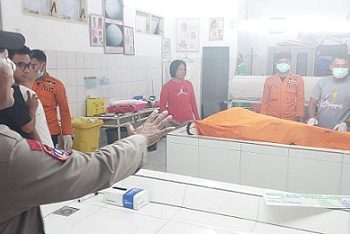 Kapolsek Siantar Utara AKP Jahrona Sinaga SH saat evakuasi jenajah korban S br S diruangan jenajah RSUD dr Djasamen Saragih