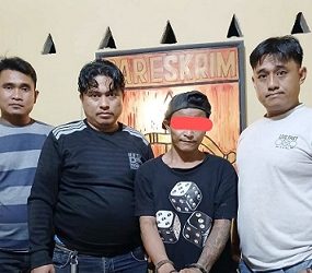 Pelaku Supianto alias Pian dan barang bukti saat diamankan di Polsek Bosar Maligas