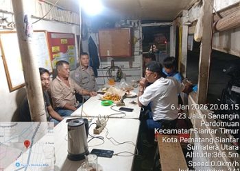 Bhabinkamtibmas Polsek Siantar Timur Polres Pematangsiantar, AIPDA Okto S. dan AIPDA G. Sinaga menggelar kegiatan Sapa Pos kamling (Saling) bertempat di Pos Kamling Jalan Senangin